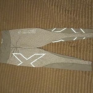 Womens 2XU compression leggings. S gray